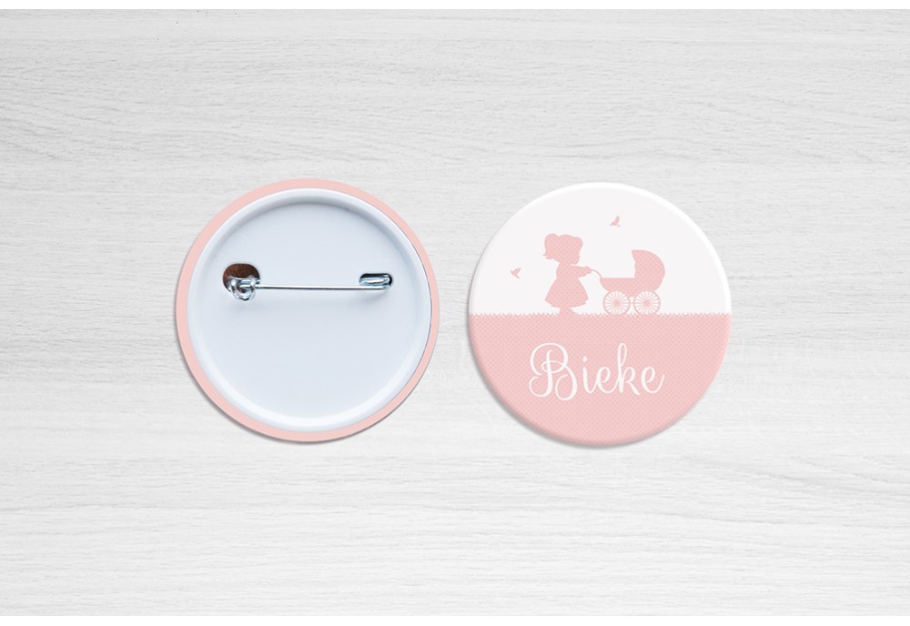Meisje met kinderwagen